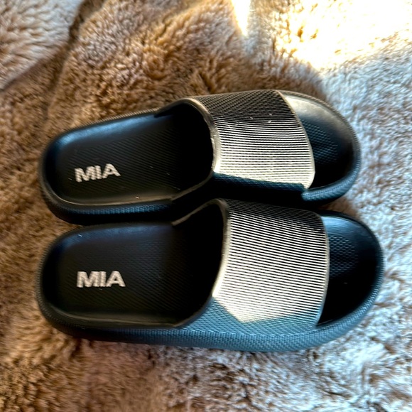 MIA Shoes - Black cushion slides size 10